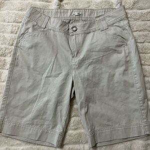 Lee Women's beige bermuda shorts Size 12M